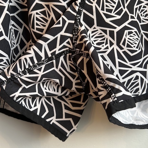 Lululemon Tracker Short Posey Miss Mosaic SZ 4 - Picture 3 of 6